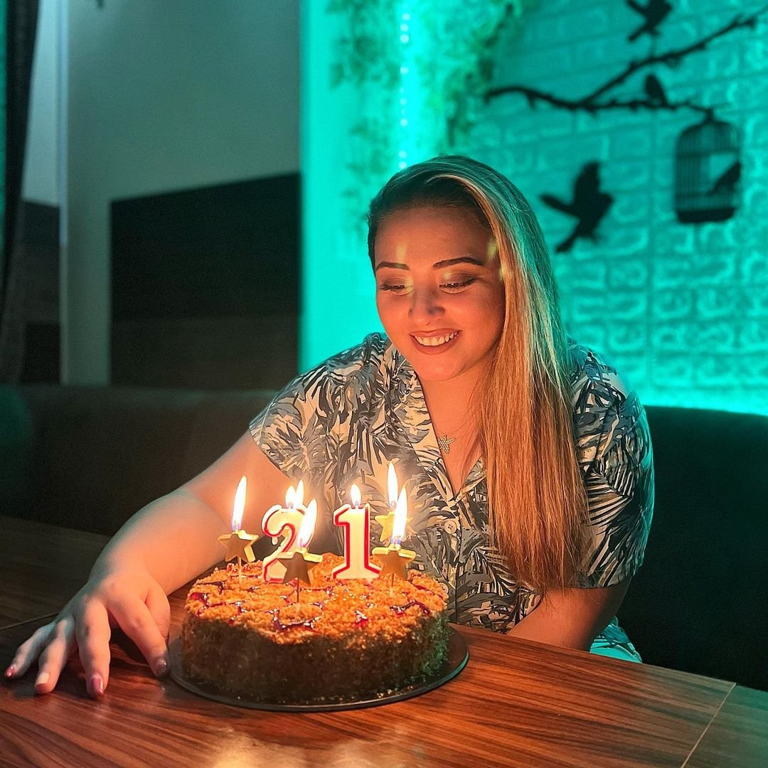 Almaxanım 21 yaşını nişanlısı ilə qeyd etdi - FOTO  - foto 2