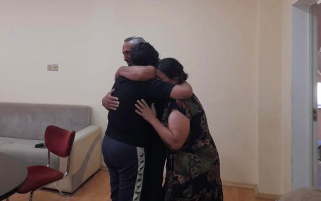 Ərinin zorakılığına görə evdən qaçan Şəmkirli qadının  valideynləri ilə GÖRÜŞÜ 