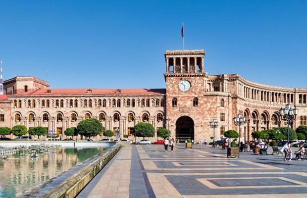 İrəvanda küçələrə “Qarabağ da qoy Rusiyanın olsun” vərəqələri yapışdırıldı – FOTOFAKT