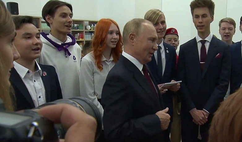 Putin məktəblilərlə birlikdə Rusiya himnini oxudu - VİDEO