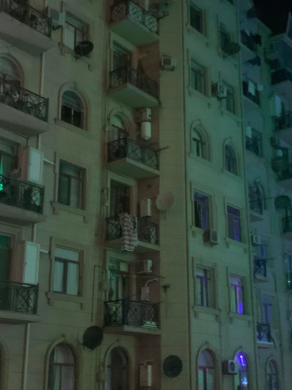 Xırdalanda yaşayış kompleksində partlayış - FOTO - foto 3