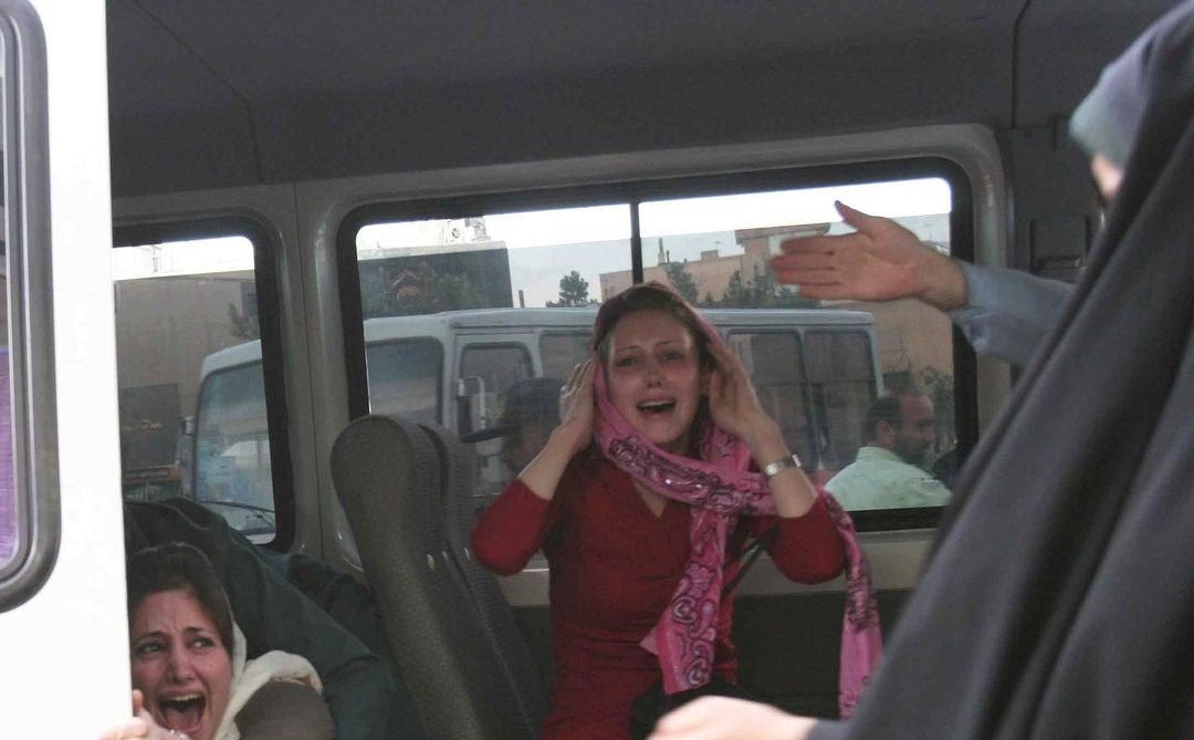 İranda yüzlərlə qadın hicaba görə tutulub - FOTO İranda yüzlərlə qadın hicaba görə tutulub - FOTO