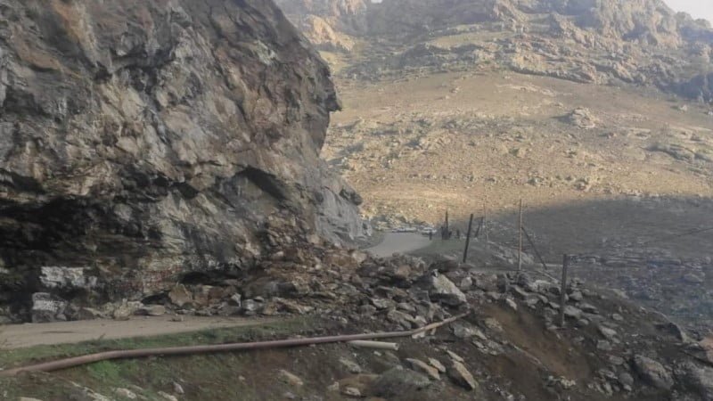 Daşkəsəndə dağ uçqunu - Üç kəndə gedən yol bağlandı 