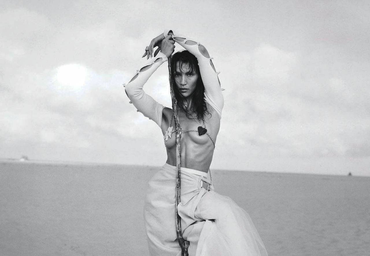 Bella Hadid qalmaqallı çimərlik geyimində - FOTO  