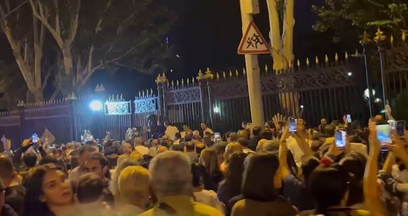 İrəvanda etirazçılar parlamentə daxil olmağa çalışırlar - VİDEO