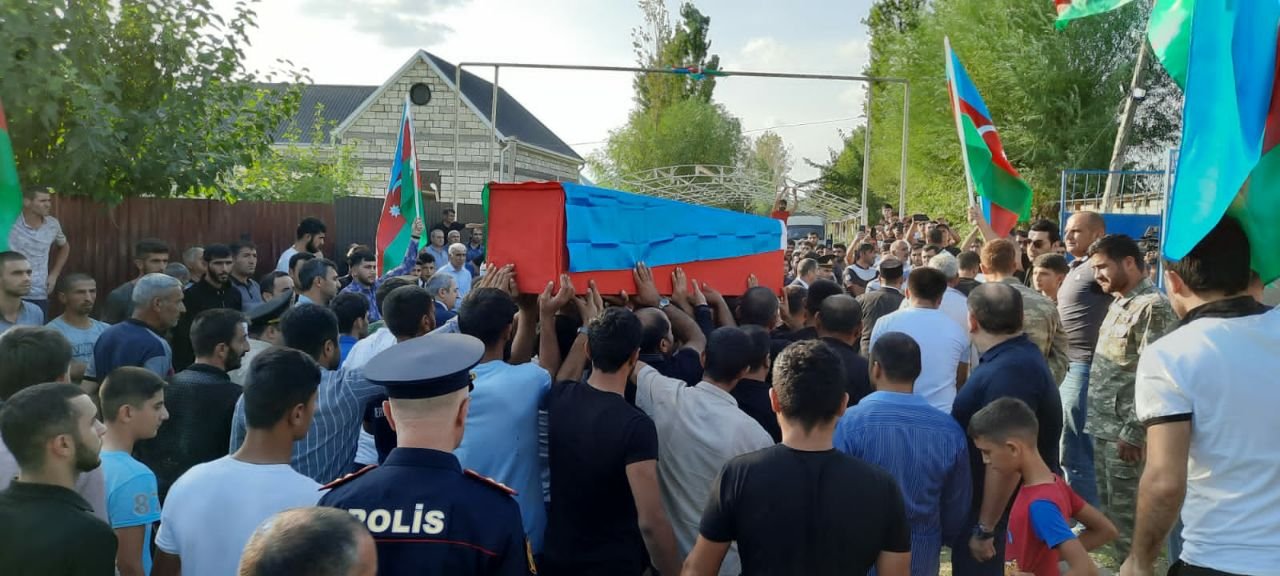Salyanda şəhid Elmir Hüseynovla VİDA MƏRASİMİ - FOTO Salyanda şəhid Elmir Hüseynovla VİDA MƏRASİMİ - FOTO