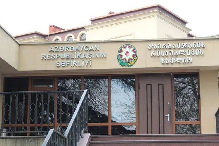 Gürcüstanda səfirliyimizin ön hissəsinə \