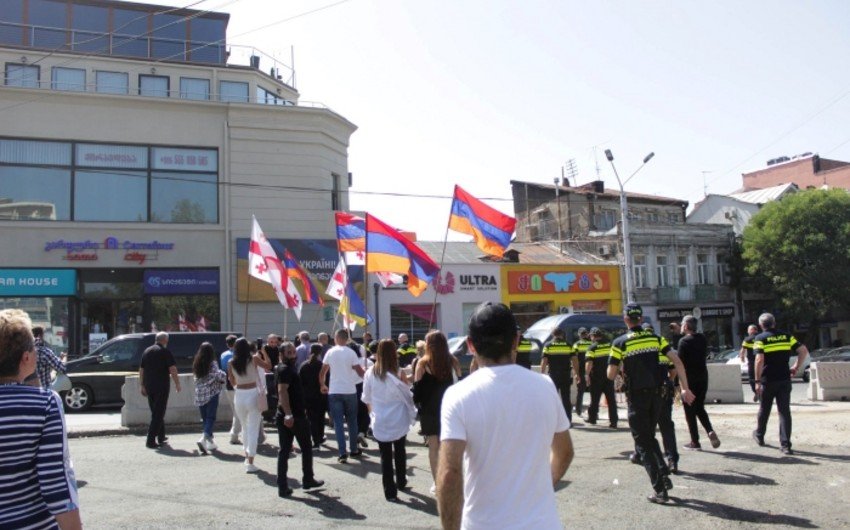 Tbilisidə səfirliyimizin önündə ermənilərin aksiyasının qarşısı alınıb – Saxlanılan var  