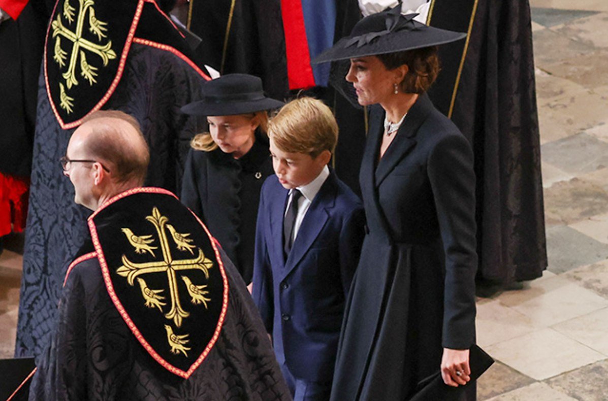Şahzadə Corc və şahzadə Şarlotta Kraliça II Elizabetlə VİDALAŞDILAR