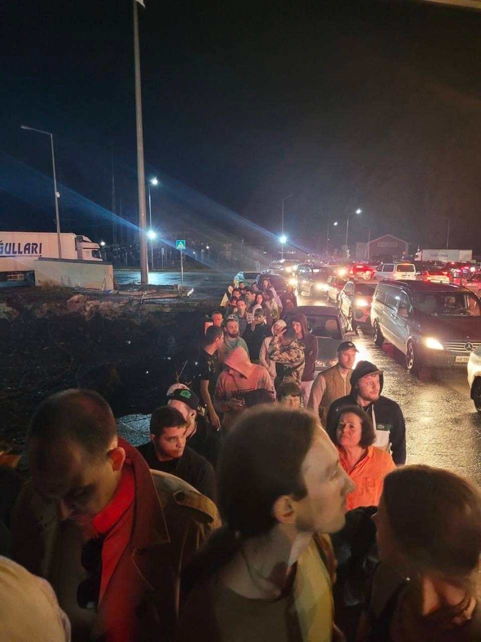 Ruslar ölkədən qaçır: Gürcüstan sərhəddində sıxlıq yarandı – FOTO/VİDEO - foto 1
