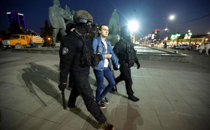 Rusiyadakı aksiyalarda tutulanlara hərbi çağırış vərəqələri verilib Rusiyadakı aksiyalarda tutulanlara hərbi çağırış vərəqələri verilib