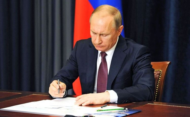 Putin Amerikalı casusa Rusiya vətəndaşlığı VERDİ - FOTO Putin Amerikalı casusa Rusiya vətəndaşlığı VERDİ - FOTO