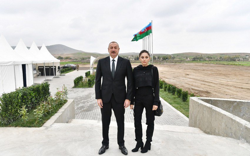 Prezident və xanımı Füzulidə Anım Gününə həsr olunan xatirə lövhəsini ziyarət edib