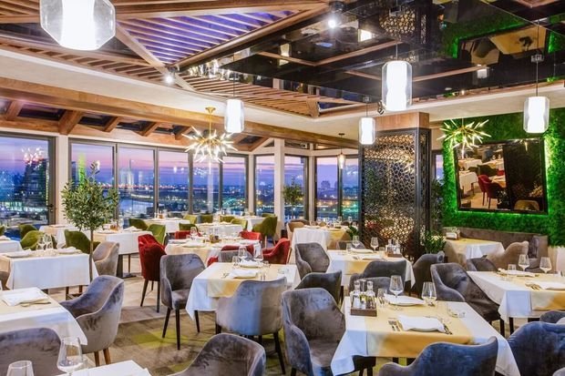 Məşhur restoranda qardaşlar dava saldı - Yaralanan var