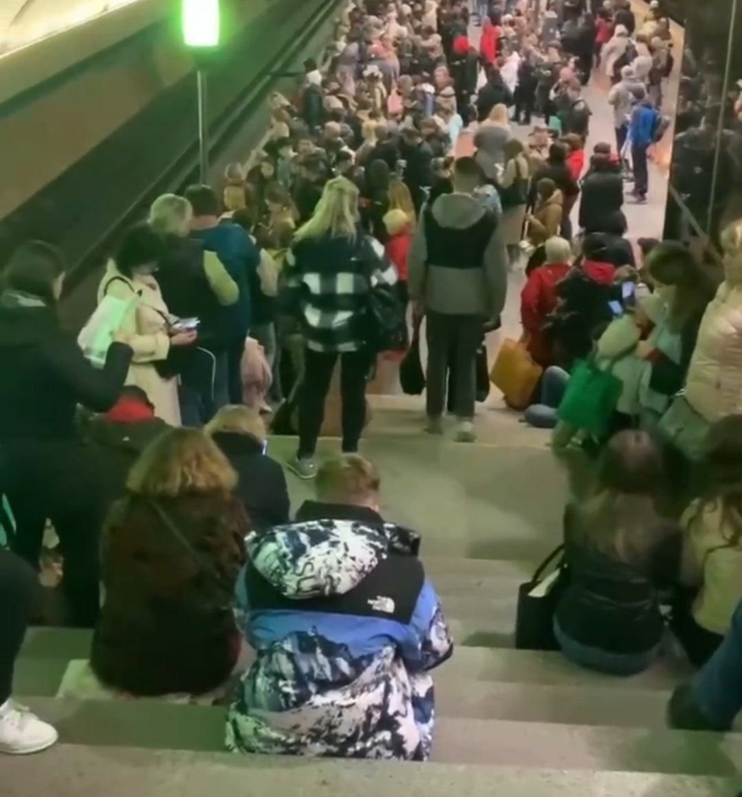 Kiyevdə əhali metrolara sığındı - VİDEO 