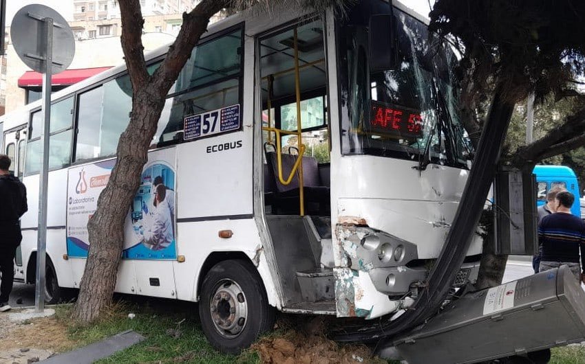 Bakıda sərnişin avtobusu yük maşını ilə toqquşdu - Yaralananlar var - FOTO