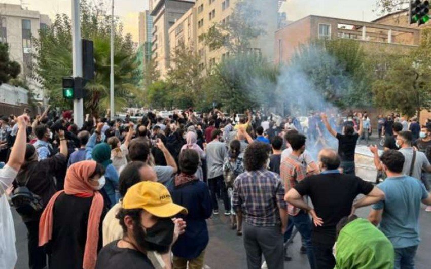 İranda etirazçılar “Bəsic” qüvvələrinin bazasına od vurdu – ANBAAN VİDEO  