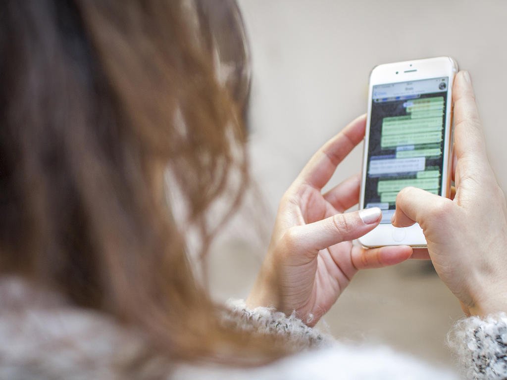 Bakıda “WhatsApp” “status”una görə qardaş bacısını bıçaqlayıb