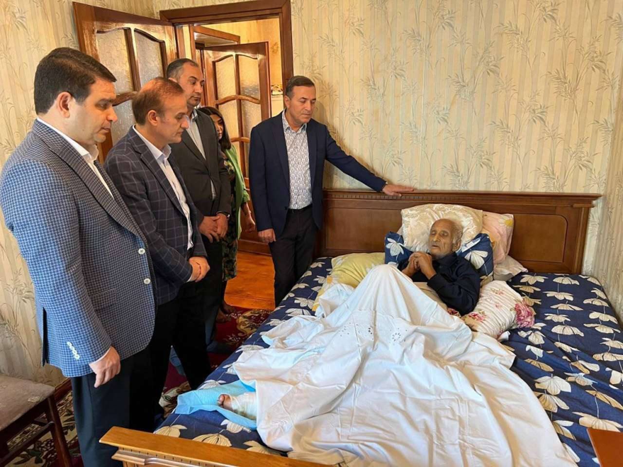 Məşhurlar Dədə Süleymanı ZİYARƏT ETDİLƏR - FOTO Məşhurlar Dədə Süleymanı ZİYARƏT ETDİLƏR - FOTO