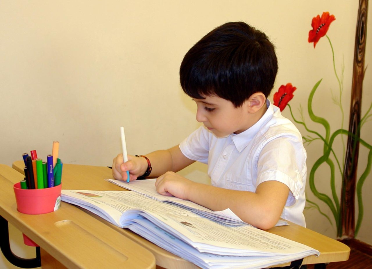 Bakıda müəllim şagirdə şillə vurdu, valideyn polisə verdi