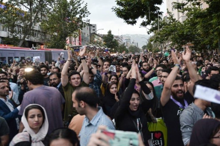 Təbrizdə cəsur bir qız “Azadlıq, ədalət, milli hökumət!” şüarını səsləndirdi – VİDEO