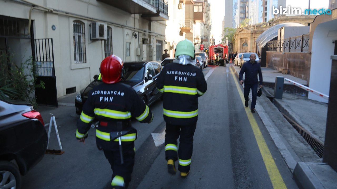Bakının mərkəzindəki yanğın söndürüldü - YENİLƏNİB – FOTO/VİDEO - foto 6