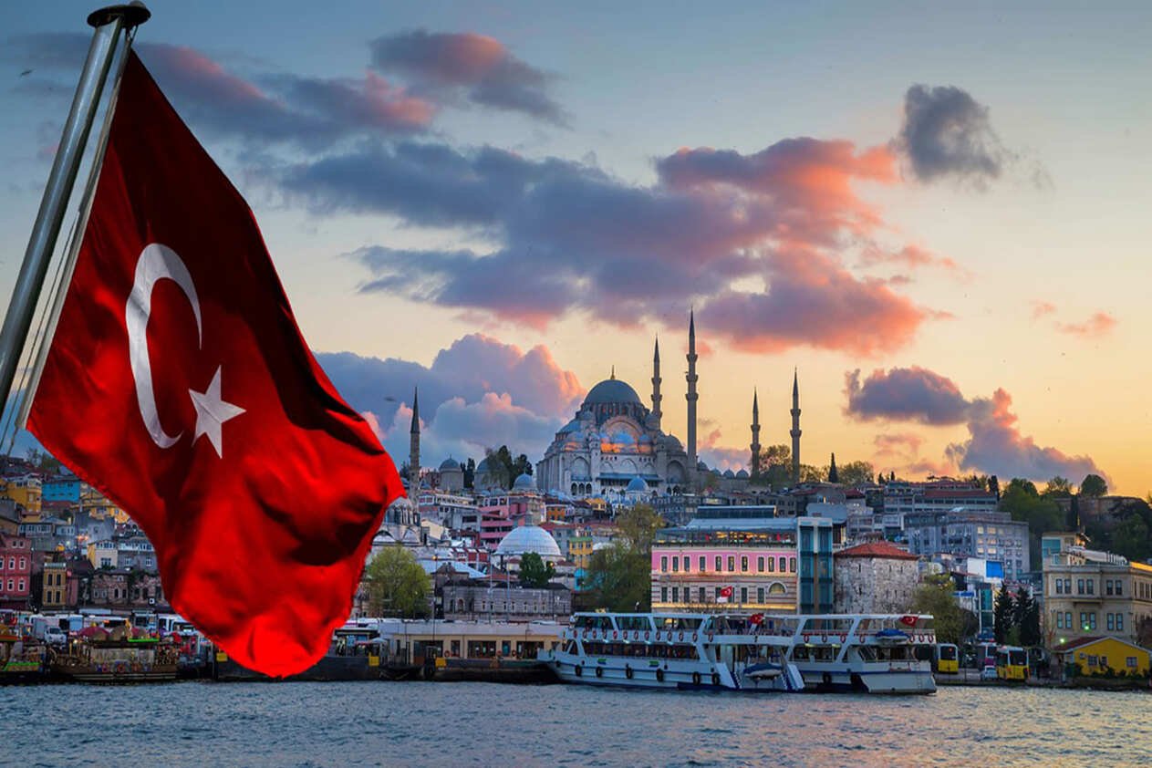Zəfər Günü münasibətilə İstanbul Azərbaycan bayrağı rənglərində işıqlandırıldı - FOTO 