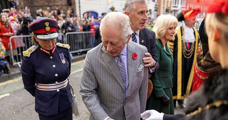 Britaniya kralına yumurta atdılar - FOTO 