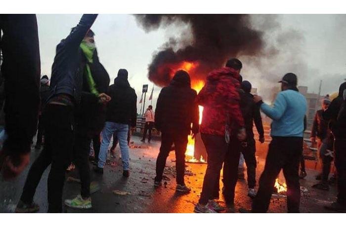 İranda etirazçılar molla rejiminin bayrağını YANDIRIB – ANBAAN VİDEO 