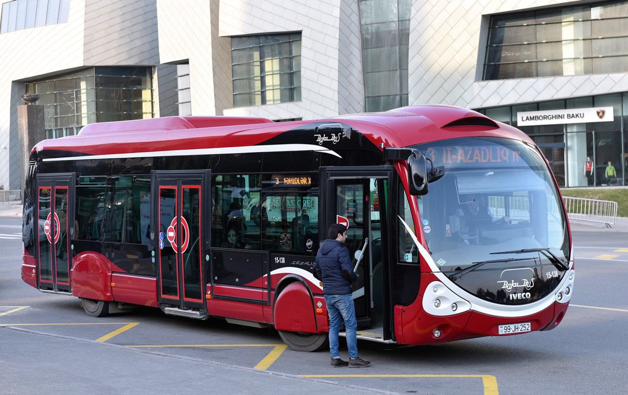 Paytaxtda 161 marşrut avtobusu GECİKİR