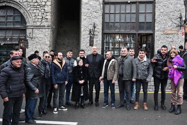 Prezident və birinci xanım Şəkidə sakinlərlə görüşüb - FOTO 