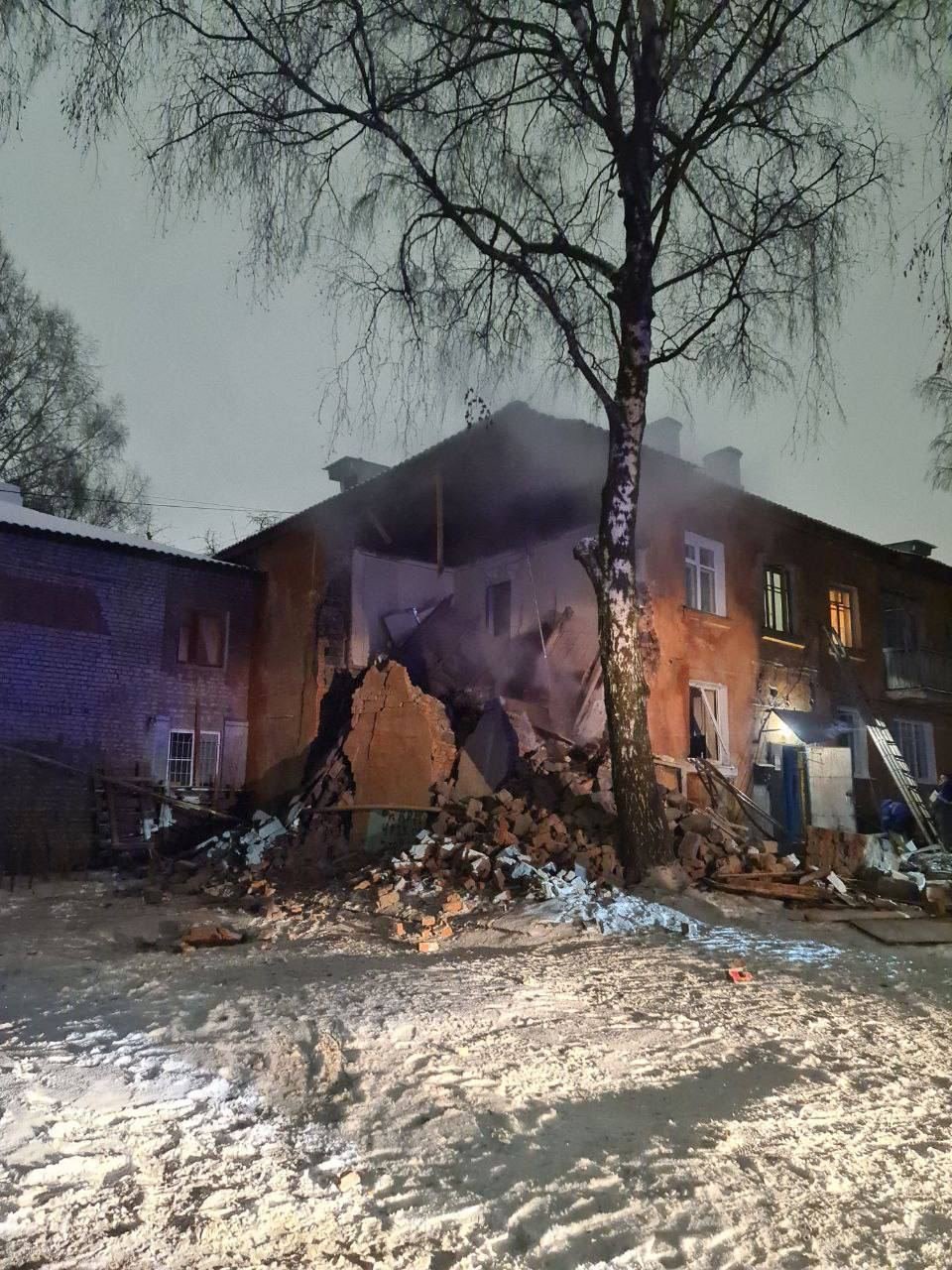 Rusiyada yaşayış binasında PARTLAYIŞ oldu – Xəsarət alanlar var – ANBAAN VİDEO - foto 1