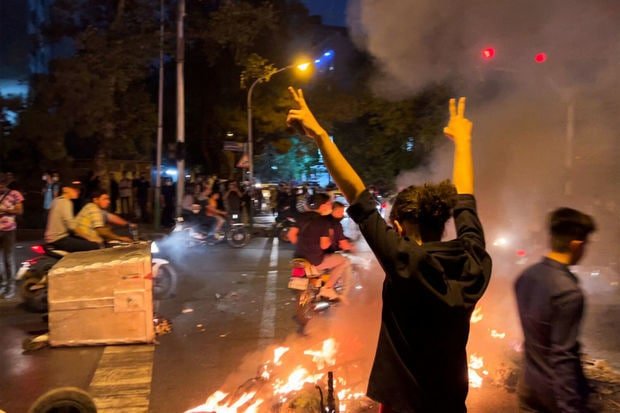 İranda etirazlar dayanmır: Əhali Tehran küçələrinə axışdı - VİDEO