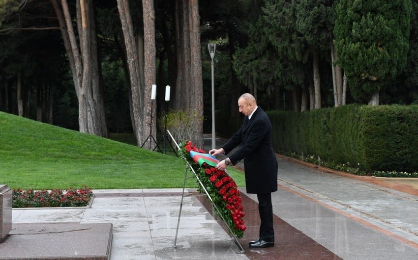 İlham Əliyev ulu öndər Heydər Əliyevin məzarını ziyarət edib - FOTO/VİDEO
