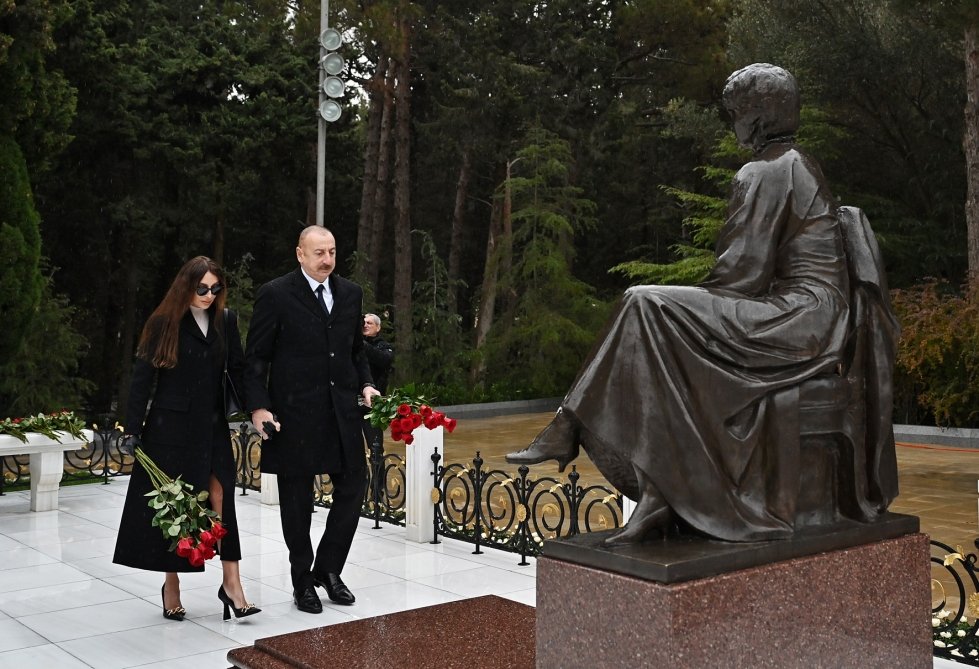 İlham Əliyev ulu öndər Heydər Əliyevin məzarını ziyarət edib - FOTO/VİDEO - foto 9
