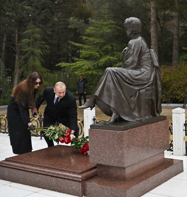İlham Əliyev ulu öndər Heydər Əliyevin məzarını ziyarət edib - FOTO/VİDEO - foto 10