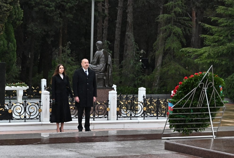 İlham Əliyev ulu öndər Heydər Əliyevin məzarını ziyarət edib - FOTO/VİDEO - foto 7