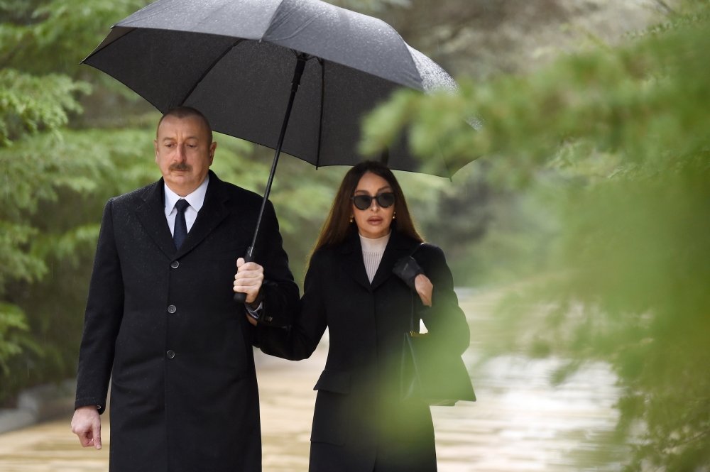 İlham Əliyev ulu öndər Heydər Əliyevin məzarını ziyarət edib - FOTO/VİDEO - foto 16
