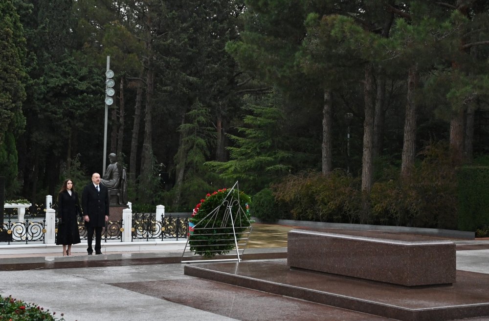 İlham Əliyev ulu öndər Heydər Əliyevin məzarını ziyarət edib - FOTO/VİDEO - foto 8