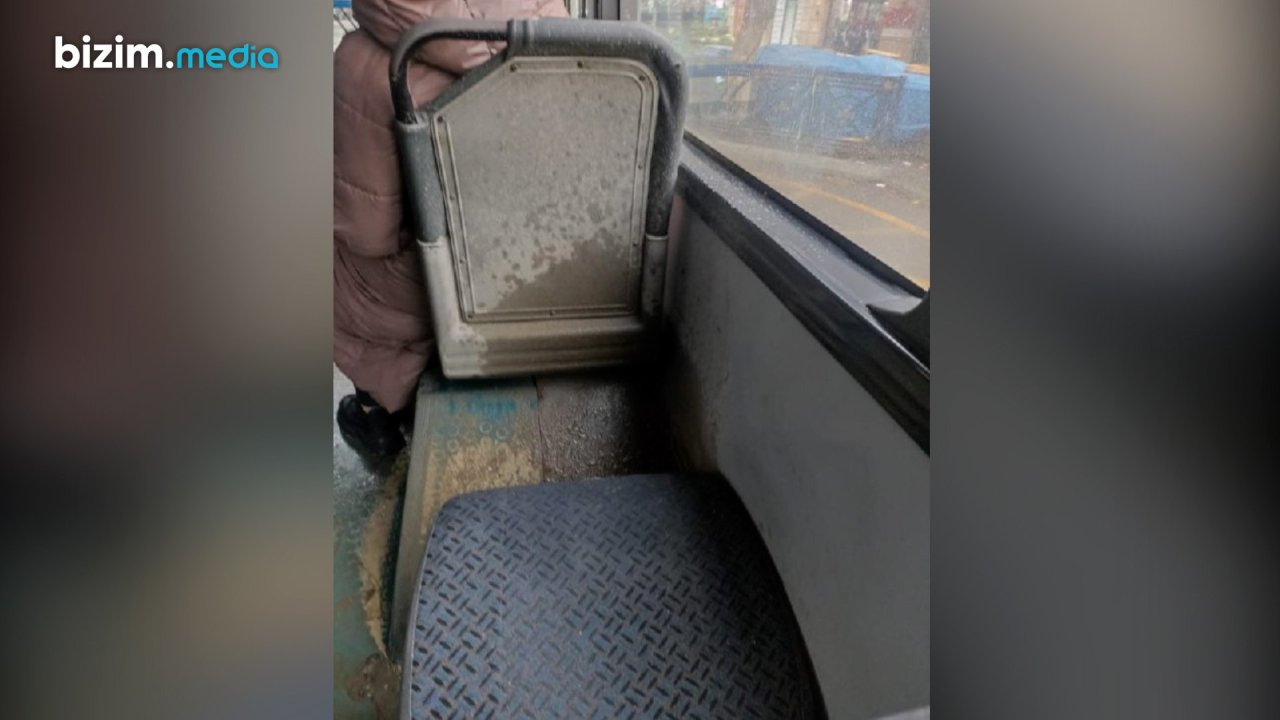 161 saylı marşrutda daha bir BİABIRÇILIQ – Avtobus palçıq içində İDARƏ olunur - FOTO - foto 1