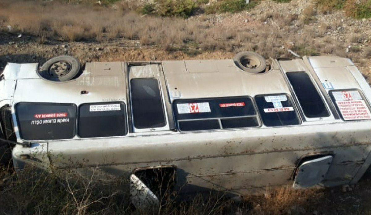 Gəncədə sərnişin avtobusu aşıb – Yaralılar var