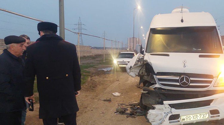 Abşeronda mikroavtobus minik avtomobili ilə toqquşub - FOTO