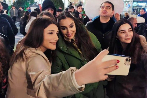 Leyla Əliyeva paytaxt sakinləri ilə görüşüb - FOTO Leyla Əliyeva paytaxt sakinləri ilə görüşüb - FOTO