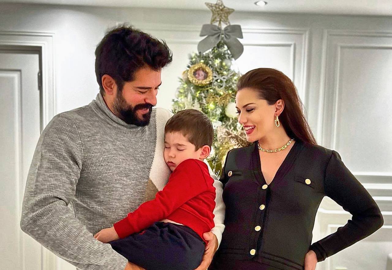 Yeni il gecəsi oğlu Burak Özçivitin qucağında YUXUYA GETDİ - FOTO