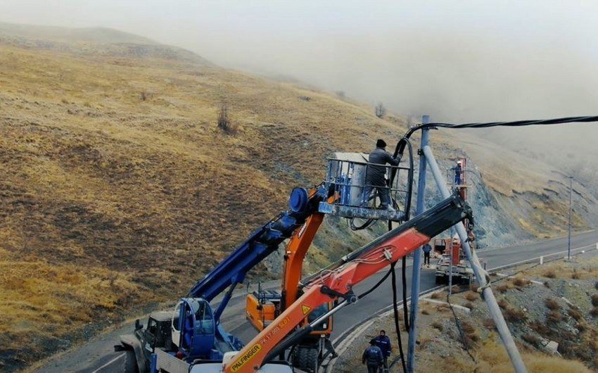 Kəlbəcərdəki hərbi hissələr elektrik enerjisi ilə təchiz EDİLDİ - RƏSMİ - VİDEO Kəlbəcərdəki hərbi hissələr elektrik enerjisi ilə təchiz EDİLDİ - RƏSMİ - VİDEO