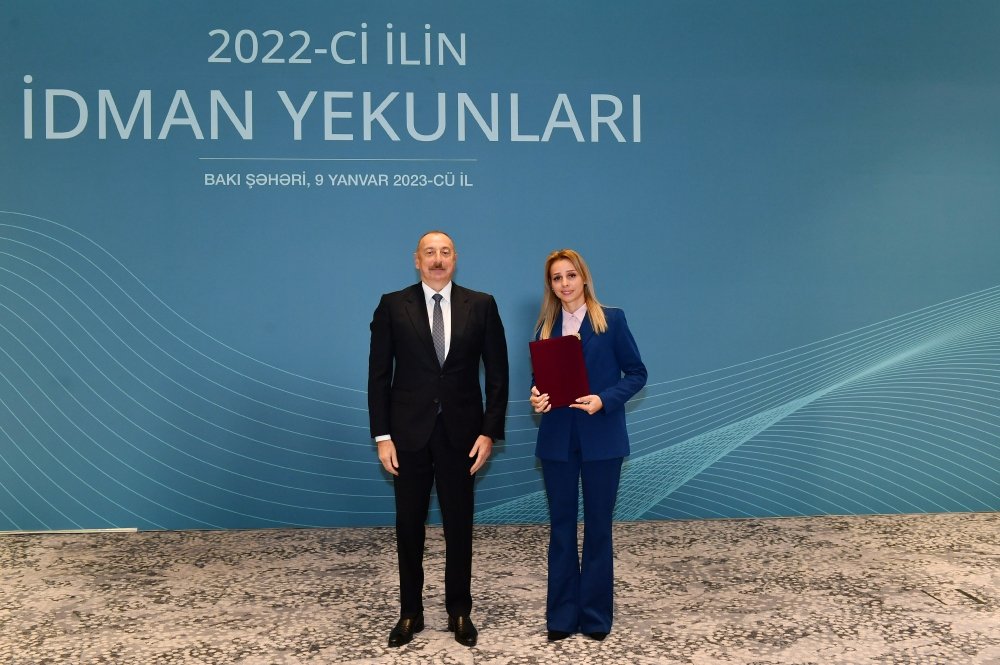 İlham Əliyev keçmiş voleybolçu qıza mənzil hədiyyə etdi