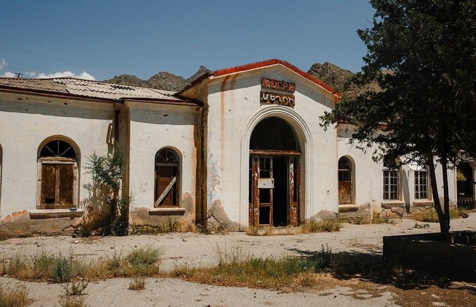 Ermənilər Mehri şəhərində yüzlərlə tarixi abidələrimizi dağıdıb - FOTOFAKT - foto 3