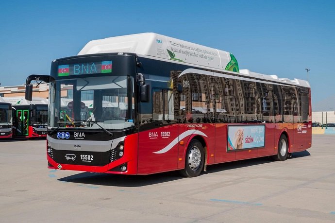 “BakuBus”un avtobusunda tüstülənmə oldu - Sərnişinlər düşürüldü - VİDEO