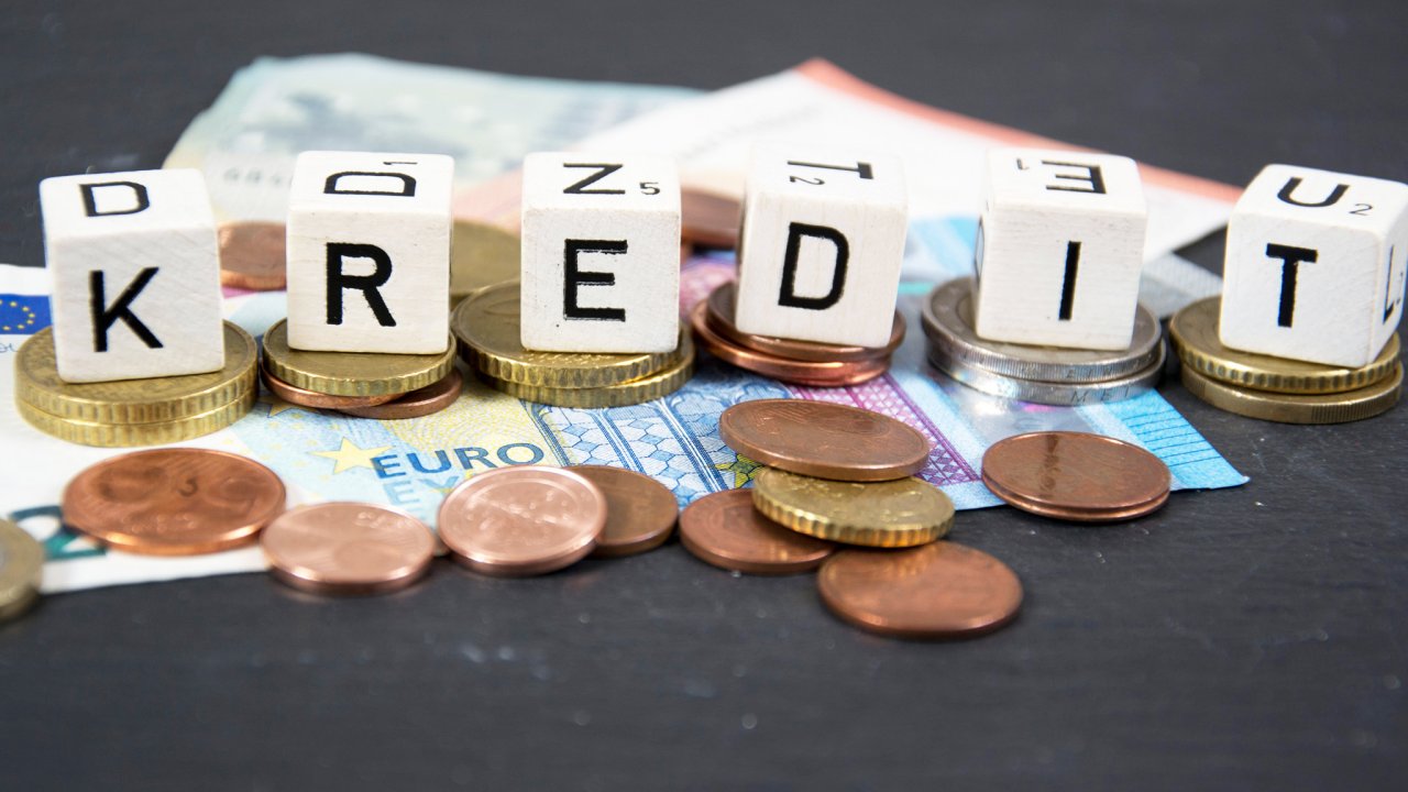 Azərbaycanda əhalinin banklara 20 milyard manat kredit borcu var Azərbaycanda əhalinin banklara 20 milyard manat kredit borcu var