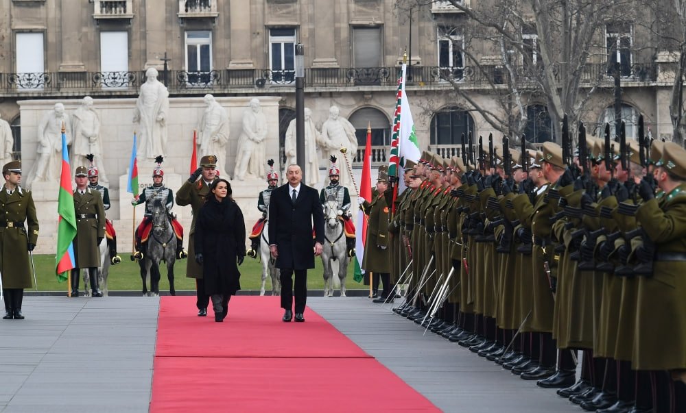 İlham Əliyevin Budapeştdə rəsmi qarşılanma mərasimi - FOTO/VİDEO - foto 10